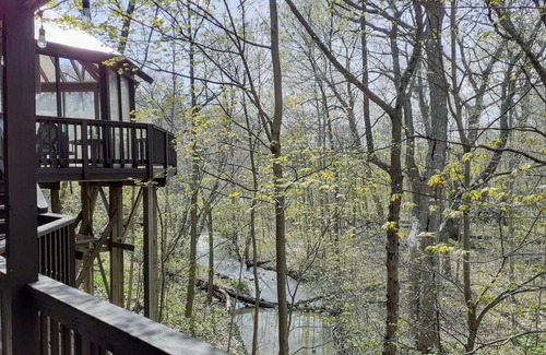 Racine Apartment | Wisconsin Treehouse Getaway!