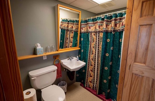 Homer Bed & Breakfast | Wisdom Room - Good Karma Inn - Bed and Breakfast in Homer, Alaska