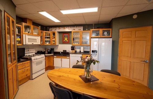 Homer Bed & Breakfast | Wisdom Room - Good Karma Inn - Bed and Breakfast in Homer, Alaska