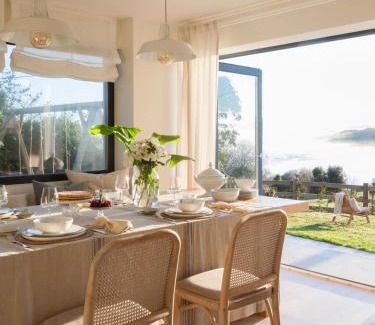San Vicente de la Barquera Villa | Wishome- Villa privada única en Oyambre, piscina climatizada, frente al mar