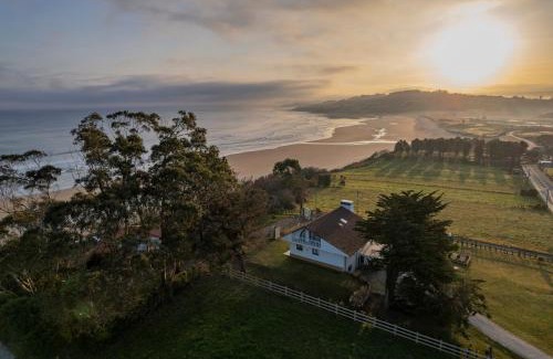 San Vicente de la Barquera Villa | Wishome- Villa privada única en Oyambre, piscina climatizada, frente al mar
