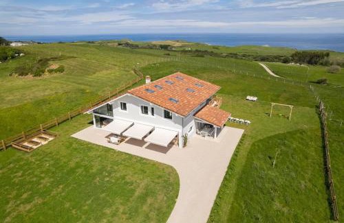 Prellezo Villa | Wishome-Villa espectacular con piscina climatizada, vistas al mar y Picos de Europa