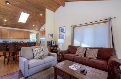 Deer Park House | WITC03 - Updated Home, Great Outdoor Space, AC, Hot Tub