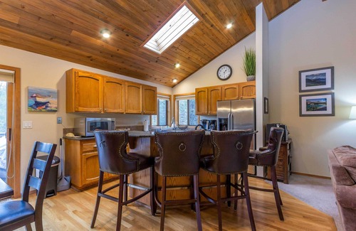 Deer Park House | WITC03 - Updated Home, Great Outdoor Space, AC, Hot Tub