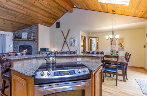 Deer Park House | WITC03 - Updated Home, Great Outdoor Space, AC, Hot Tub