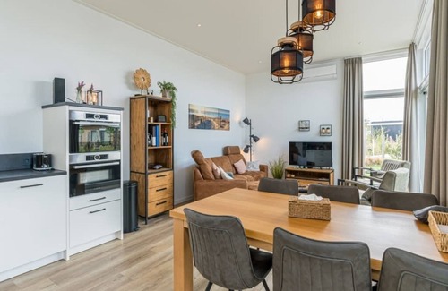 Burgh-Haamstede House | With 3 bedrooms and 2 bathrooms, this chalet is one of the most spacious in its category. Inside you