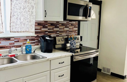 Downtown Niagara Falls House | With Parking Cozy 2BR , 3 mins to Niagara Falls, Family sized