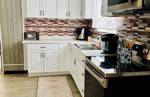 Downtown Niagara Falls House | With Parking Cozy 2BR , 3 mins to Niagara Falls, Family sized