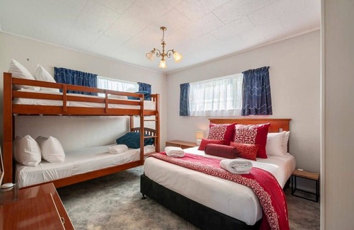 Richmond Heights House | With Spa! Huge space for family *No Service Fee*