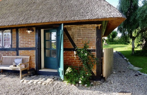 Behrensdorf Apartment | With wood-burning stove, free firewood, WLAN, sauna, garden, a few minutes from the beach.