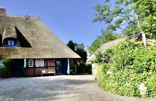 Behrensdorf Apartment | With wood-burning stove, free firewood, WLAN, sauna, garden, a few minutes from the beach.