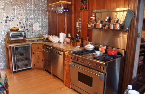 Napa Bed & Breakfast | WITHIN WALKING DISTANCE TO BOTTLEROCK CONCERT Room # 2in Downtown HistoricalHome