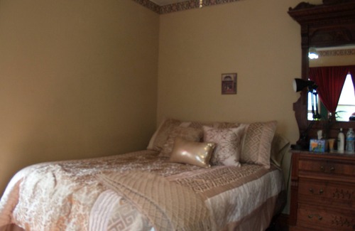 Napa Bed & Breakfast | WITHIN WALKING DISTANCE TO BOTTLEROCK CONCERT Room # 2in Downtown HistoricalHome
