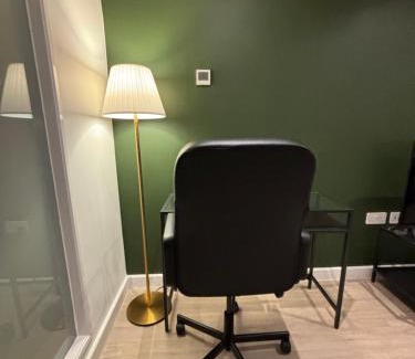 Woking Apartment | Woking Stylish Ground Floor Flat with Free Parking Perfect for Business & Travellers