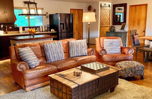 Springville Cabin | Wolf Cabin: A Place to Unwind & Enjoy Nature with the Most Spectacular Views!