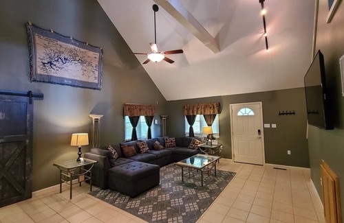 Russell Springs House | Wolf Creek Trail Cottage