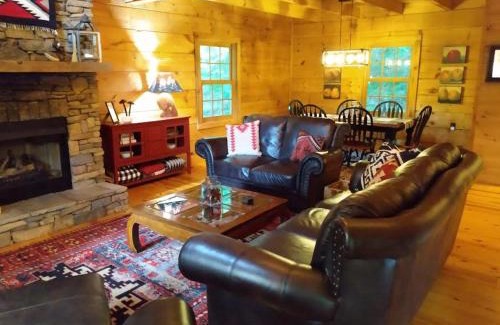 Wolf Laurel House | Wolf Laurel Bee Mountain Retreat - Pet Friendly