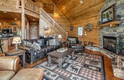 Mineral Bluff Cabin | Wolf Mountain Hideaway- Pet Friendly | Spacious Outdoor Area | Hot Tub