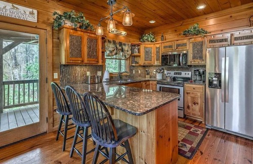 Mineral Bluff Cabin | Wolf Mountain Hideaway- Pet Friendly | Spacious Outdoor Area | Hot Tub