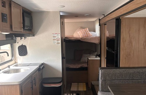 Lexington House | Wolf Pup Experience w/ Bunk Beds & Queen Bed @ KHP
