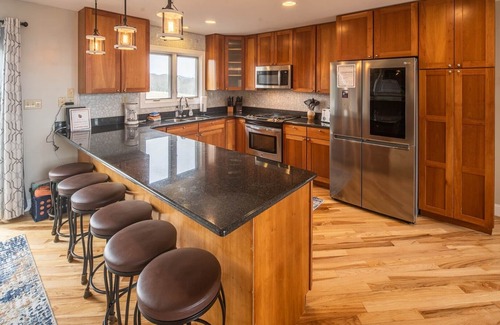 Fleetwood Ski Chalet | Wolf Ridge Chalet-Open for Bookings! Game Room, Sleeps 18, Hot Tub