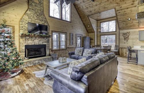 Morganton Villa | WolfCabin Lux Family Home, Fire Pit, Hot Tub, ADA ramp, ez paved rds