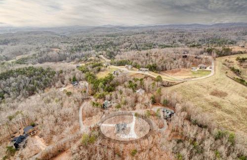 Morganton Villa | WolfCabin Lux Family Home, Fire Pit, Hot Tub, ADA ramp, ez paved rds