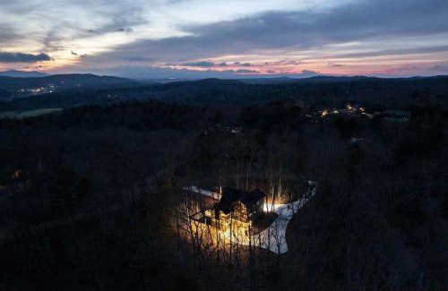 Morganton Villa | WolfCabin Lux Family Home, Fire Pit, Hot Tub, ADA ramp, ez paved rds