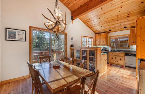 Truckee House | Wolfs Lair by AvantStay Swiss Chalet w Private Hot Tub Access to Northstar Resort Community