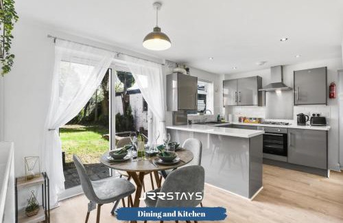 Wolverhampton House | Wolverhampton - Amazing 3 Bedroom, Sleeps 6, Wi-Fi - JRR Stays