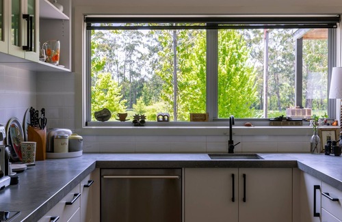 Lyonville House | Wombat Edge ~ Daylesford Region ~ Country Home with Private Lake!