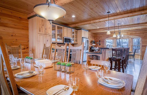 Kent Cabin | Wonder Bear Lodge | 7 Bedrms, King beds | Hot Tub | 2 game rooms |