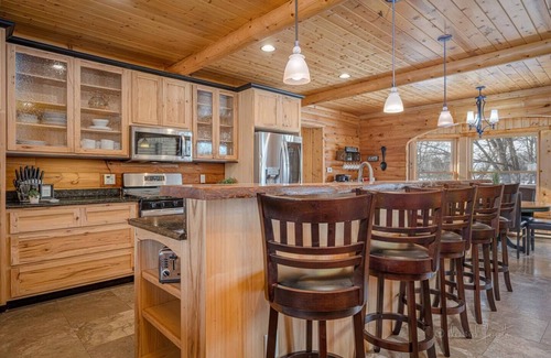 Kent Cabin | Wonder Bear Lodge | 7 Bedrms, King beds | Hot Tub | 2 game rooms |