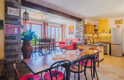 Velva Villa | Wonderful private villa for 14 people with WIFI, TV, patio, pets allowed and parking