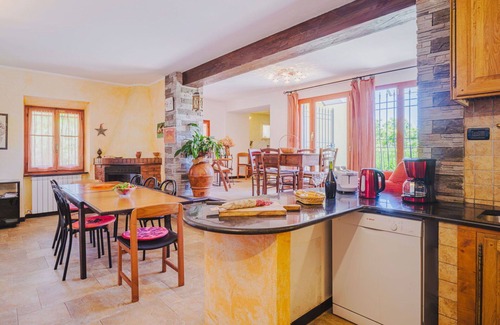 Velva Villa | Wonderful private villa for 14 people with WIFI, TV, patio, pets allowed and parking