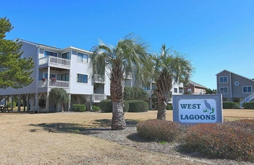 Ocean Isle Beach Condo | Wonderful 2-bedroom condo in Ocean Isle with 4 minute walk to the beach.