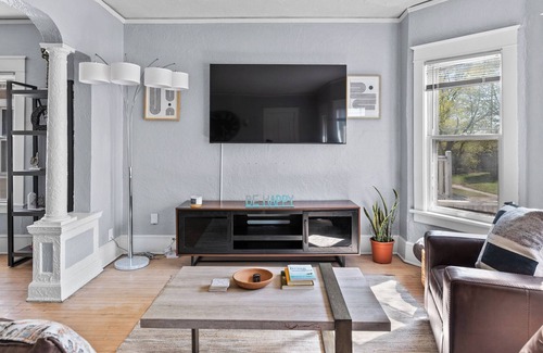 Bay View Apartment | Wonderful 2 Bedroom in Bay View! upper LB