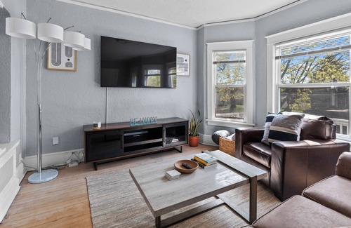 Bay View Apartment | Wonderful 2 Bedroom in Bay View! upper LB