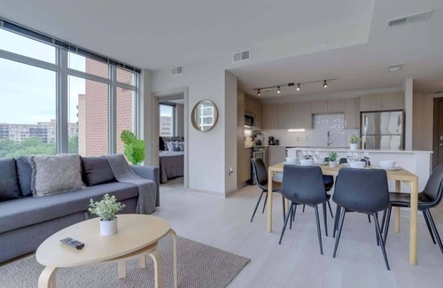 Crystal City Apartment | Wonderful 2BR Apartment @Crystal City WRooftop