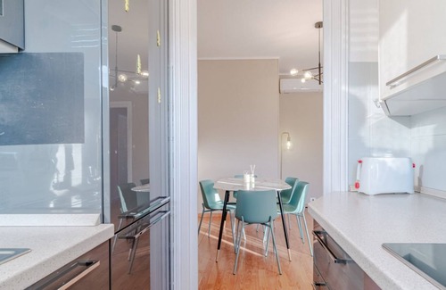 Vanchiglia Apartment | Wonderful apartment of about 60 sqm, perfect for 4 people, located on the fifth floor of a building with a lift (NOT suitable for disabled people - there are several steps to access it).The property is located in the heart of the city, a short distance f