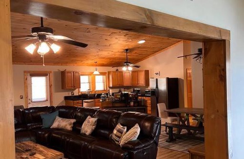 Mountain City House | Wonderful cabin tucked in the woods/w Hot tub