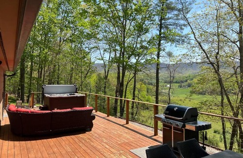Mountain City House | Wonderful cabin tucked in the woods/w Hot tub