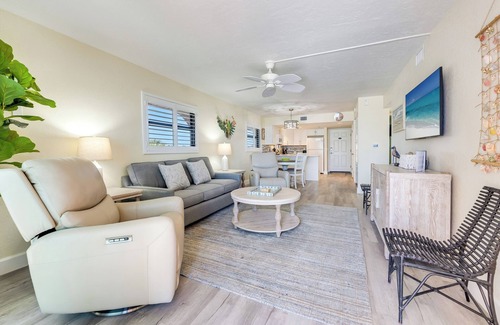 Sanibel Condo | Wonderful Corner Unit on 3rd floor. This speaks a girl's tropical getaway!