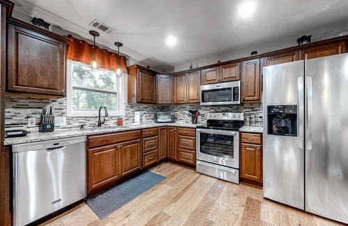 Tate Cabin | Wonderful Dog-Friendly Escape W/Two Decks, Private Hot Tub, Gas Grill & WiFi