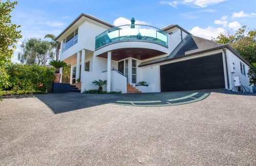 St. Heliers House | Wonderful Guest Suite Steps to St Heliers Beach
