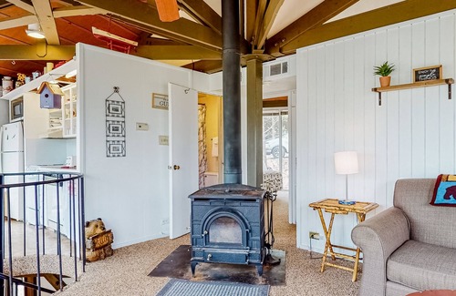 Big Canoe House | Wonderful hideaway with WiFi, furnished balcony & full kitchen
