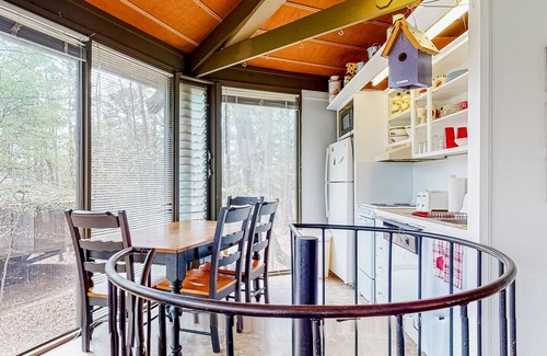 Big Canoe House | Wonderful hideaway with WiFi, furnished balcony & full kitchen