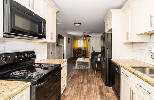 College Park House | Wonderful Home away from home/5 min from airport/10 min ATL/Free Parking