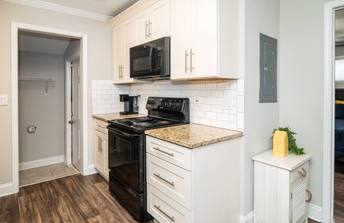 College Park House | Wonderful Home away from home/5 min from airport/10 min ATL/Free Parking