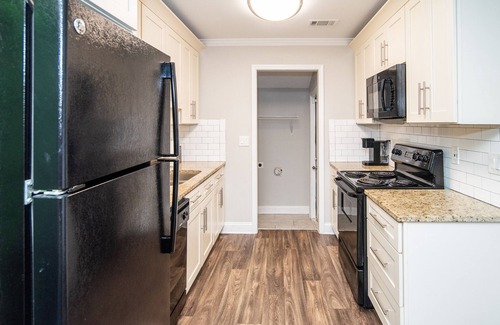 College Park House | Wonderful Home away from home/5 min from airport/10 min ATL/Free Parking